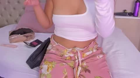 im olivia IG littleolivia01 online show from February 8, 1:54 pm