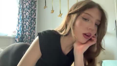 littleprincess3000 online show from April 25, 1:03 pm