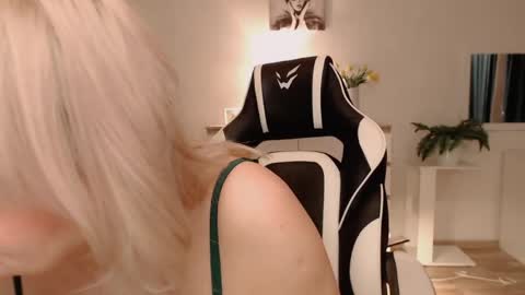  Lola  online show from April 8, 5:42 am