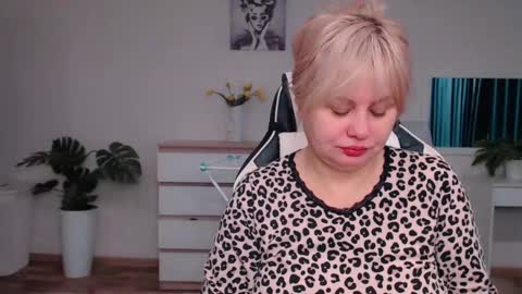  Lola  online show from October 21, 7:34 am