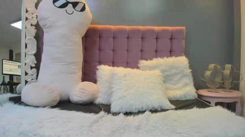 Lola  online show from October 9, 1:37 pm