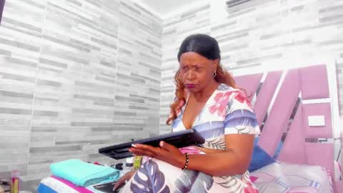 Lola online show from February 22, 11:35 am