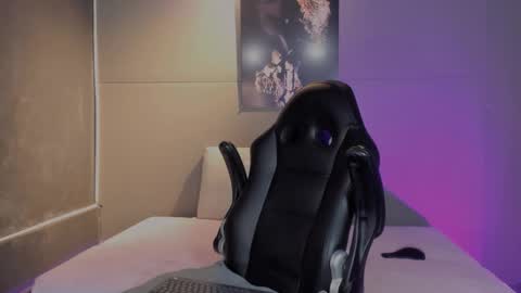 lola red online show from March 18, 7:30 pm