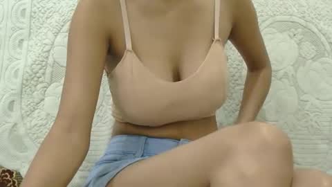 lolaa online show from February 7, 8:55 am