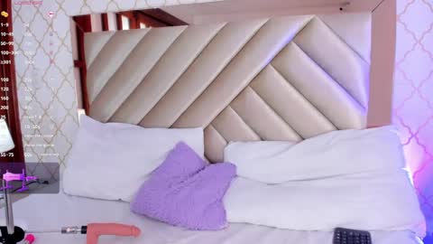 Lolaa  online show from April 13, 9:15 pm