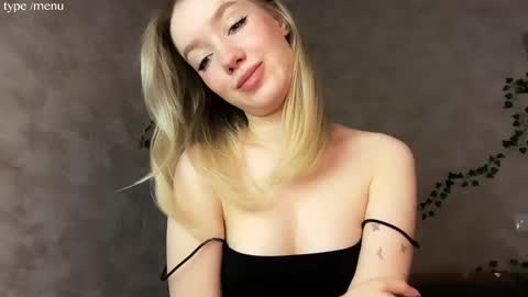 Mia online show from April 17, 5:09 am