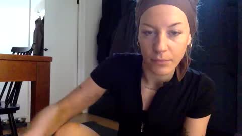 Em online show from December 16, 9:04 am