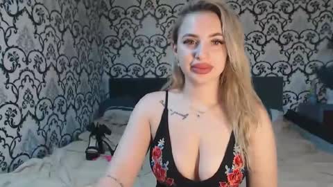 Queen LoraSinClare online show from November 10, 9:37 am