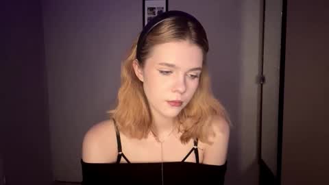 Hi Im Nicole online show from September 16, 9:06 am