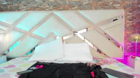 lucy_davies_ online show from March 23, 11:38 am