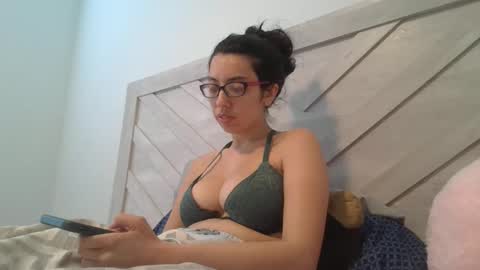 lucylitt25 online show from April 3, 9:35 pm