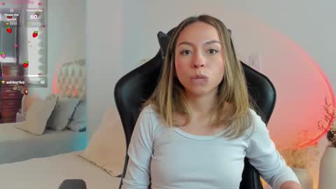 luluuberry online show from February 22, 7:37 pm