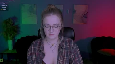 luna_berryy online show from April 4, 7:56 pm