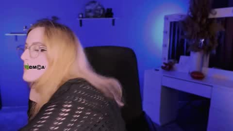 luna_berryy online show from September 9, 7:35 pm