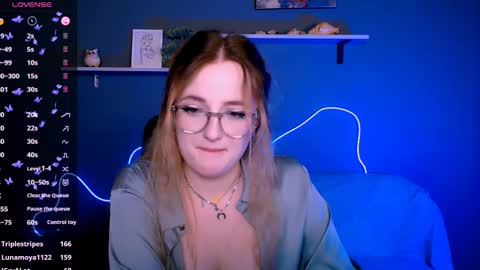 luna_berryy online show from October 11, 9:50 pm