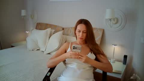luna_hoti online show from July 19, 11:45 am