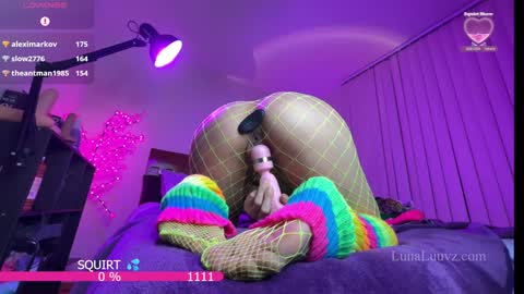 Luna Luuvz online show from December 3, 4:15 am