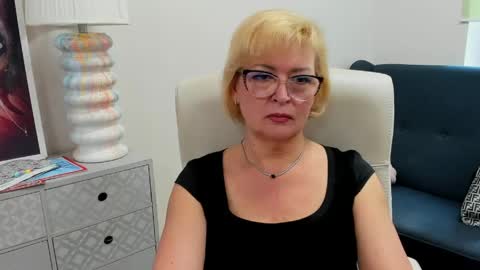 L u n a online show from June 1, 6:48 am