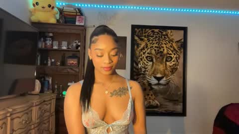 lunaa_11 online show from January 4, 5:27 am