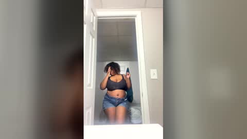 lunamoth00 online show from December 15, 12:05 am