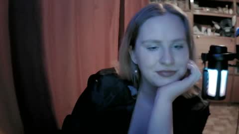 lunamystique_ online show from May 7, 7:50 pm