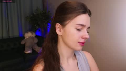 lunaolivia_ online show from February 6, 12:52 pm