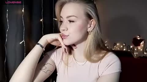 lunapeony online show from December 22, 7:33 am