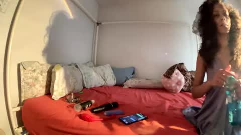LOLA online show from May 23, 10:52 pm