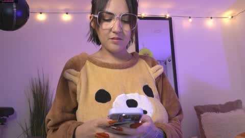 Maeve  schedule 11 am- 530 pm colombia time  online show from December 25, 11:10 pm