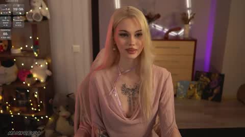 Amelie online show from June 5, 7:09 pm
