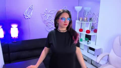 maramartinez_ online show from May 5, 8:01 pm