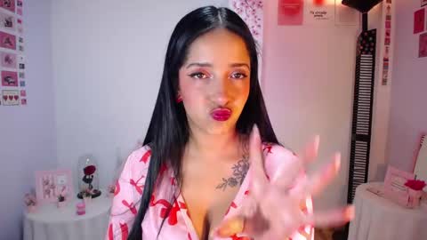 Nicolle online show from May 17, 5:01 pm