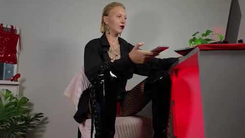 Ultimate Goddess online show from November 3, 7:45 am