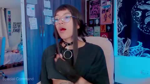 Melissa  -  -  Please help me to reach 100 thumbs up online show from October 8, 1:10 am