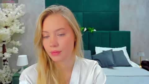 Melanie online show from November 18, 1:06 am