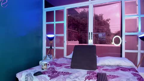 Melanie Roux online show from March 3, 8:04 pm