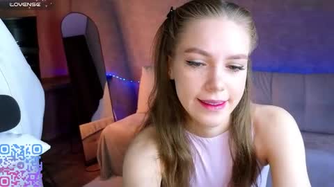 Melee Eva - Thumbs Up please  online show from April 2, 7:28 am