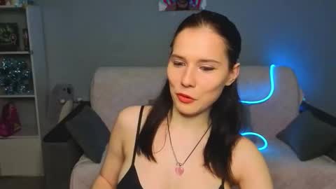 mellhyees online show from March 5, 5:42 pm