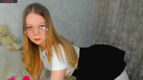 MelMooon online show from February 3, 2:02 pm