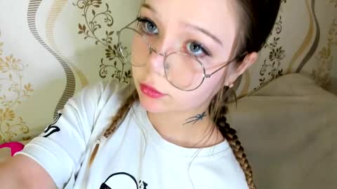 MelMooon online show from October 12, 5:37 pm