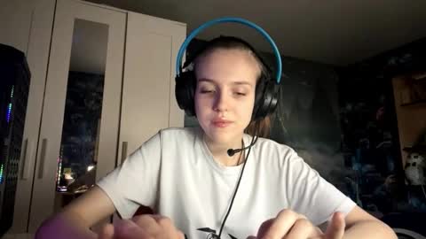 Hi Im Aria 18 years old online show from October 24, 12:23 pm