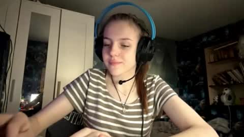 Hi Im Aria 18 years old online show from October 22, 12:21 pm