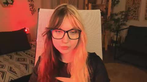 Mia online show from November 8, 3:39 pm