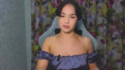 Mia online show from November 8, 7:52 pm