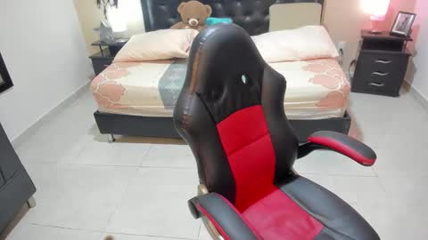 Mia  online show from February 10, 4:59 am