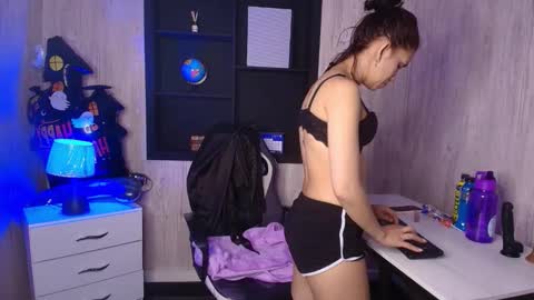mia_esposito2 online show from October 15, 4:04 am
