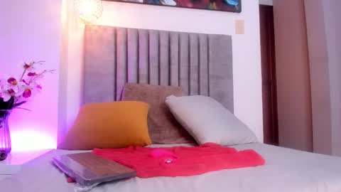 Mia online show from March 4, 6:36 pm