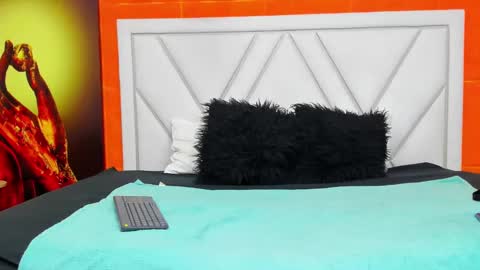 MIA KLEIM online show from March 6, 11:53 pm