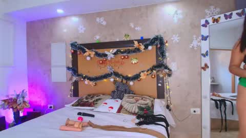 MIALOPEZ      .     Y      .      online show from December 22, 9:18 pm