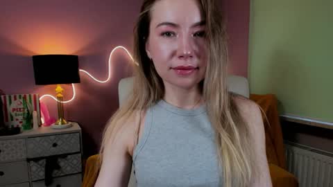 Mia online show from November 14, 8:25 am